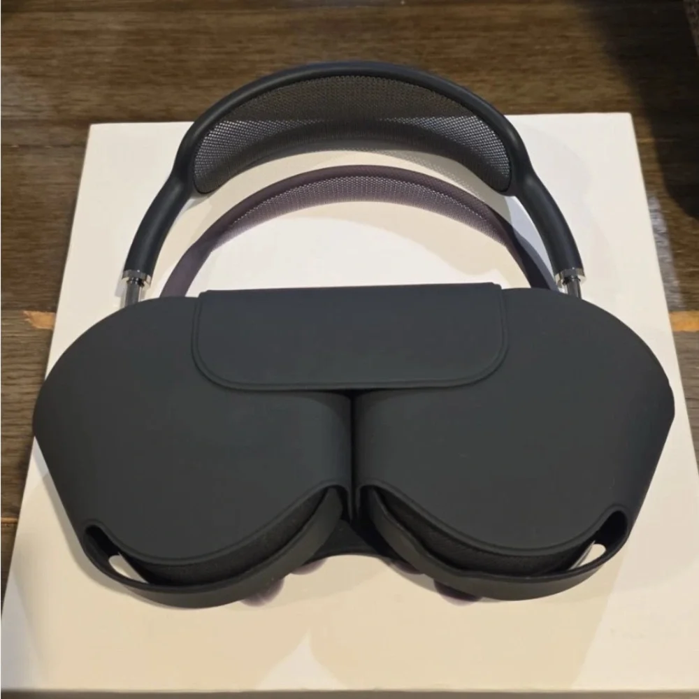 Apple Headset in Black and Gray